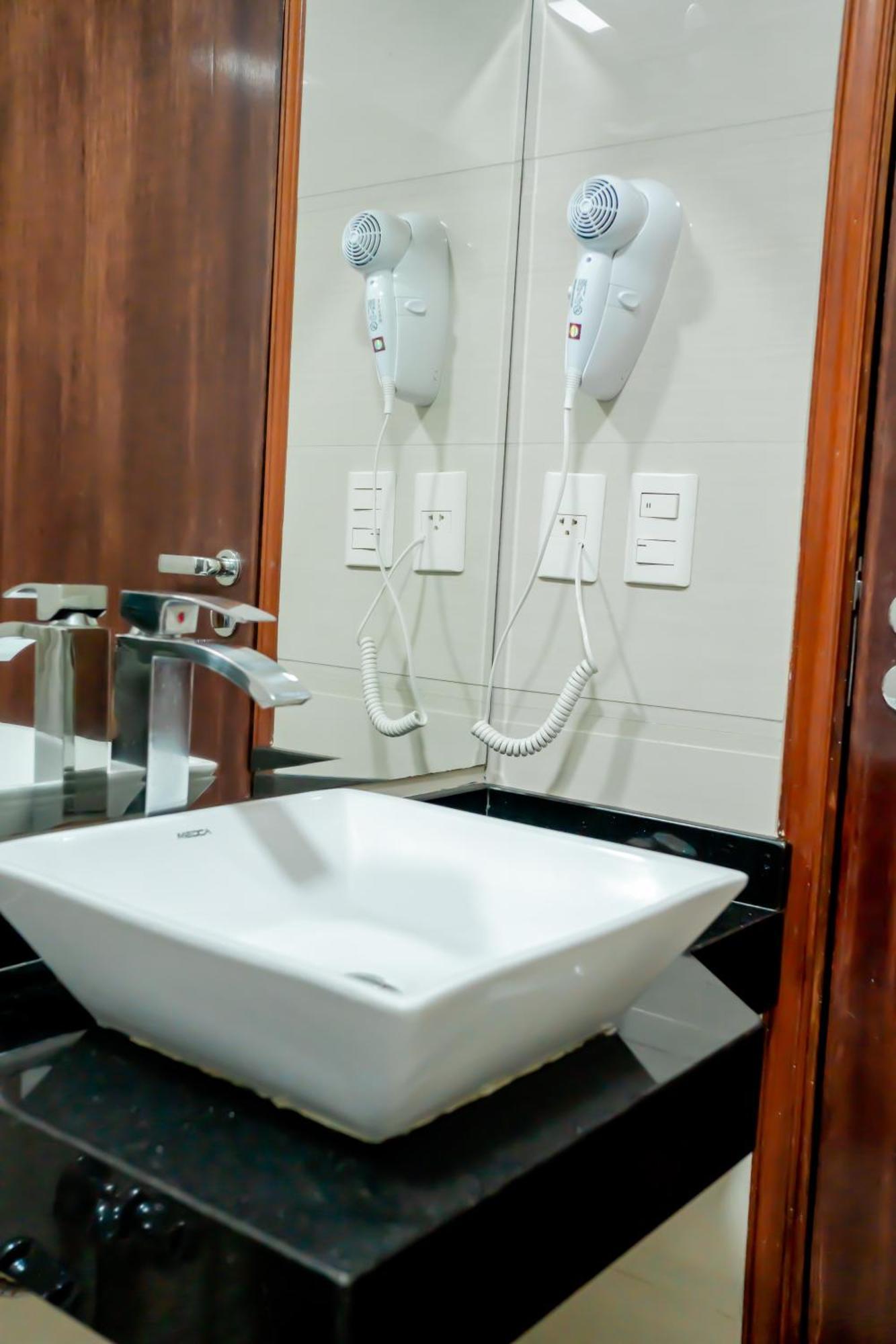Megal Suites Hotel Ciudad del Este Esterno foto